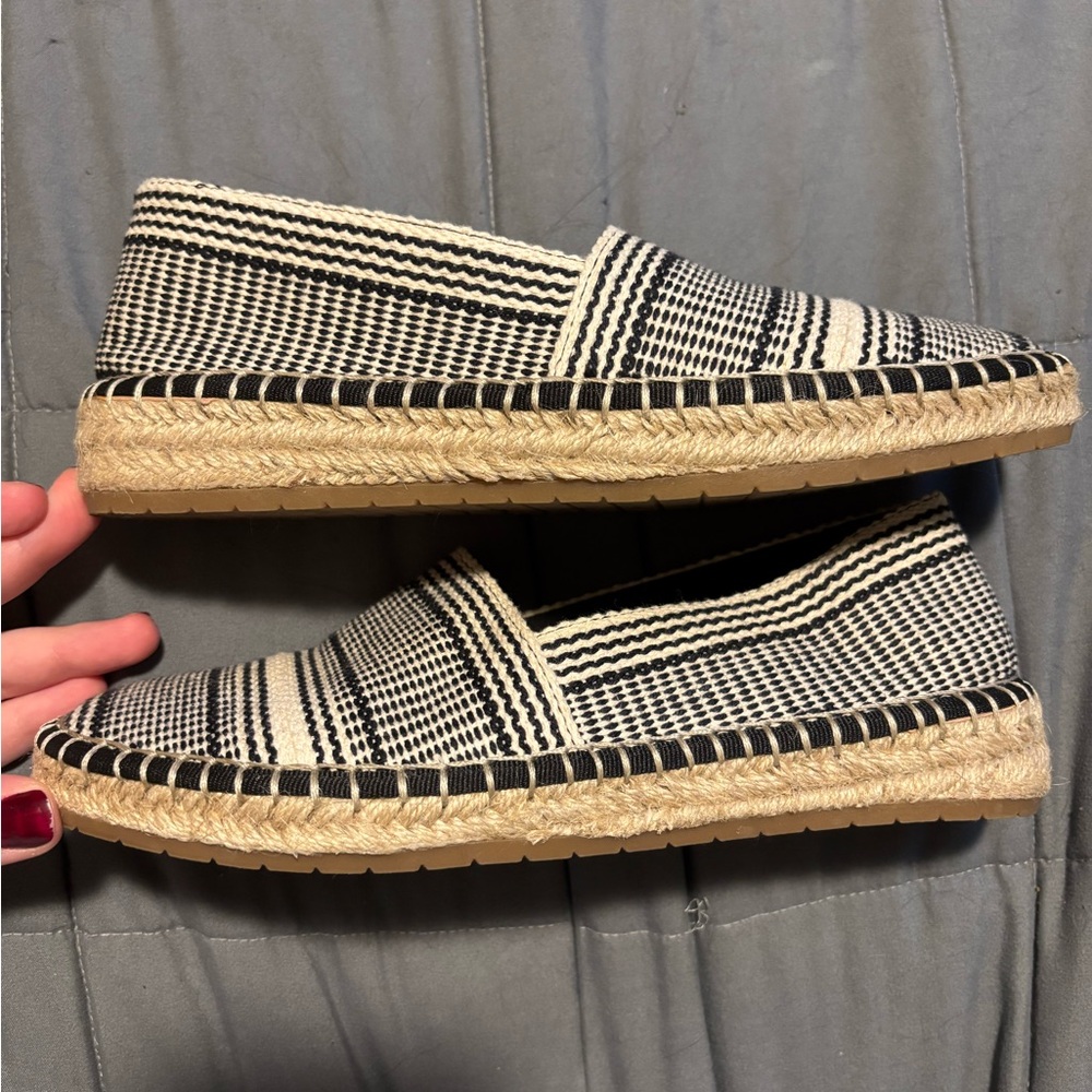 CHELSEA & VIOLET Mimi Black and Cream Slip-On Espadrille Flats Womens Size 6 - Picture 6 of 7